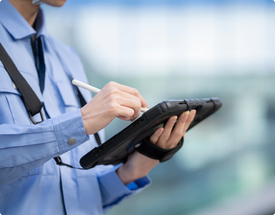 タブレット端末を使用して現場調査・測量データを入力する技術員