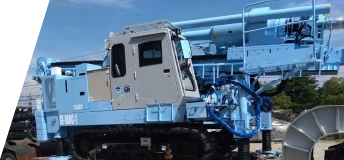 地盤改良工事用ドリリングリグの施工風景