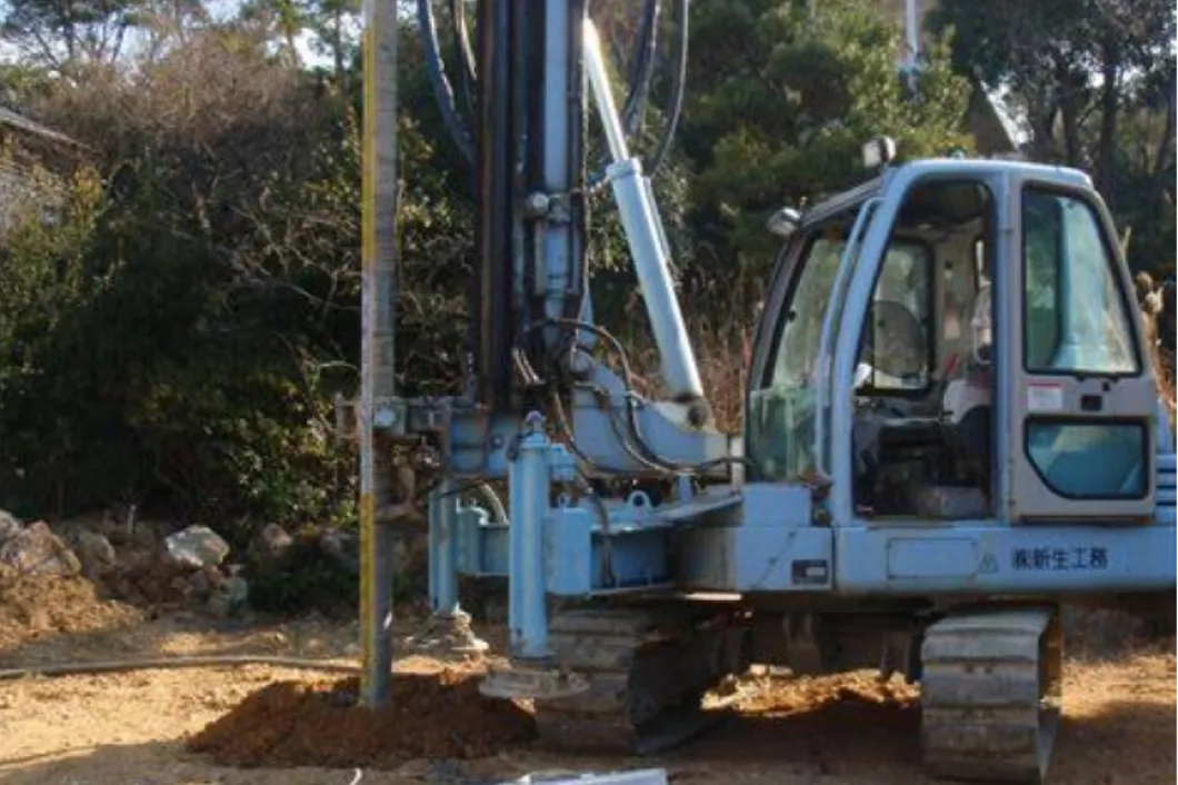 建築物の基礎地盤改良工事の施工風景
