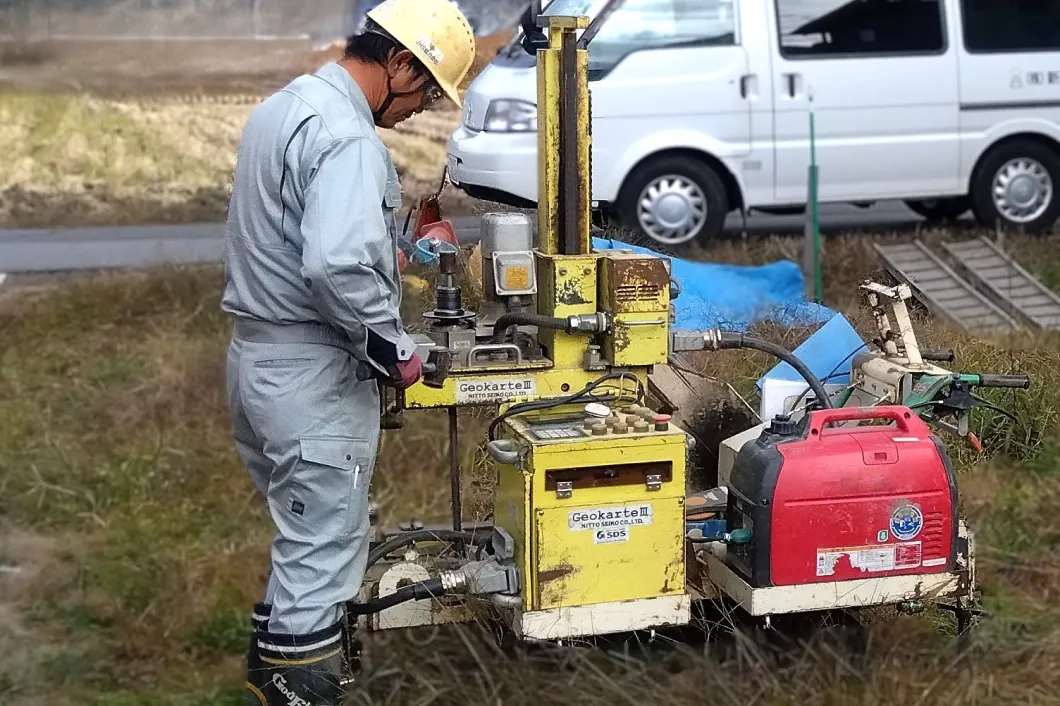 ドリリングリグを使用したSDS試験・SWS試験の作業風景