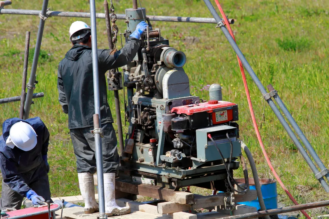 ボーリング調査用ドリリングリグによる地盤調査の作業風景
