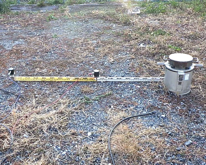 レイリー波の作業風景（タブレット端末でデータ入力を行う技術員）