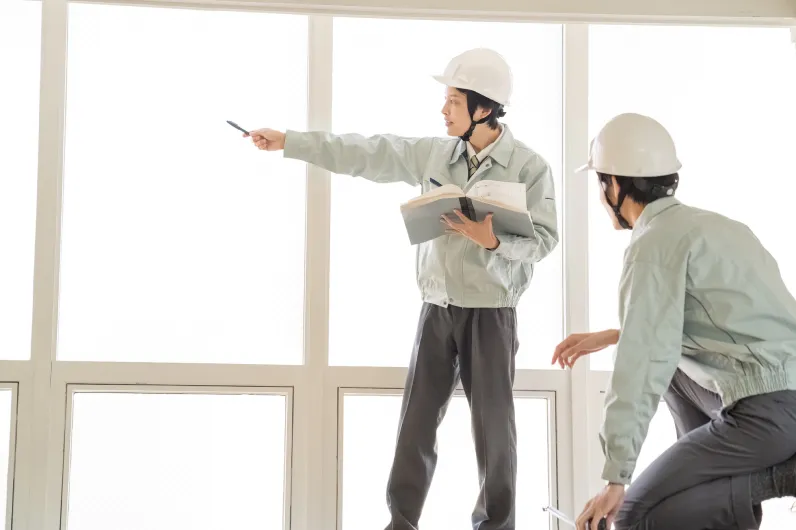 完了検査の作業風景（建具の動作テストや設備機器の点検を行う検査員）